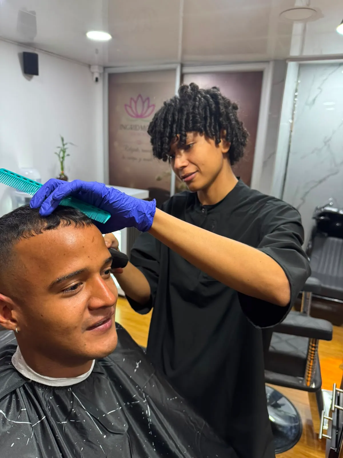Barbero de Imora peinando a un cliente tras el corte